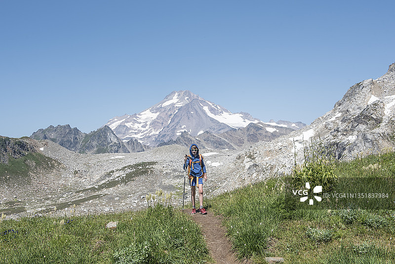 一个男孩在冰川峰荒野地区背包旅行。图片素材