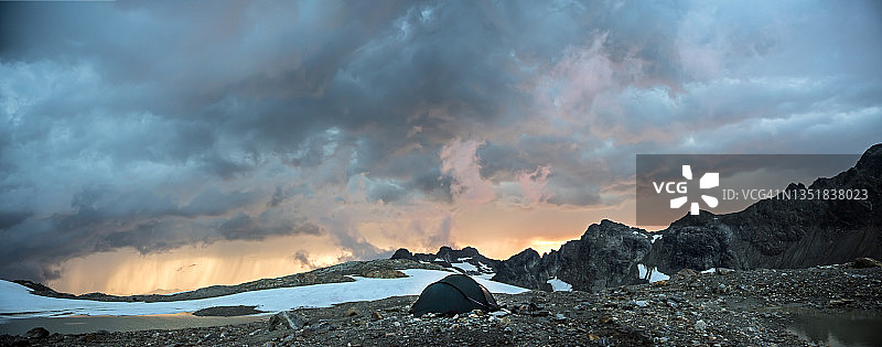 冰川峰荒野地区的暴风雨后的帐篷图片素材