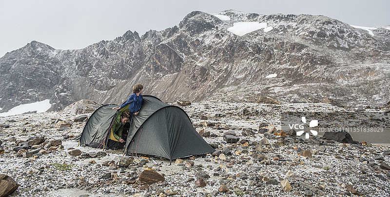 冰川峰荒野地区的暴风雨后的帐篷图片素材