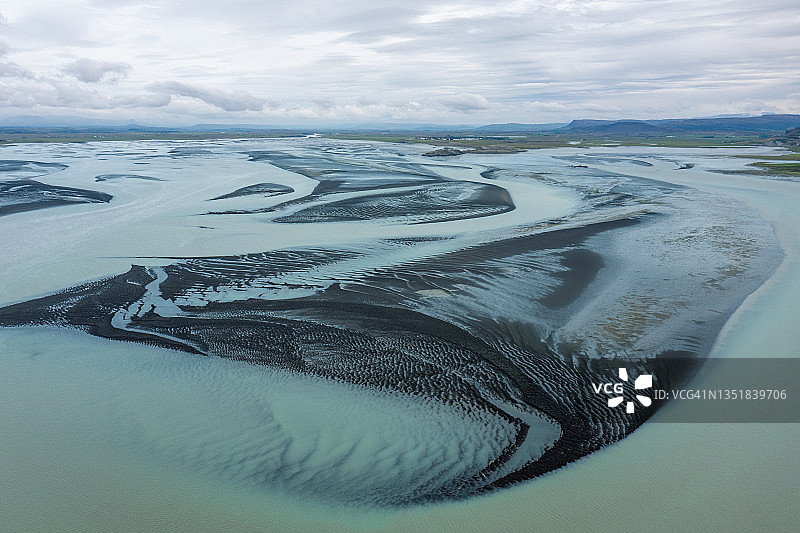 绿松石水和沙丘的风景如画无人机视图图片素材