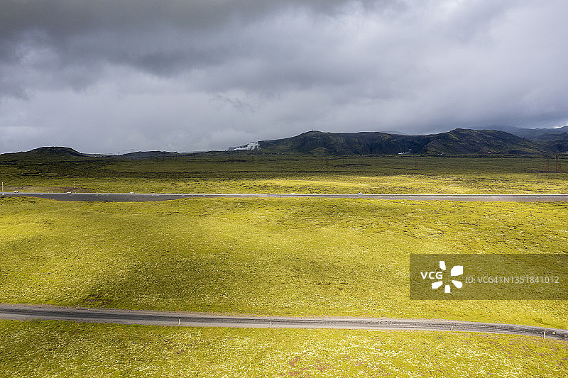 苔藓景观与暴风雨云下的道路图片素材