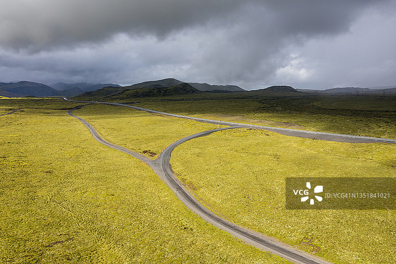 苔藓景观与暴风雨云下的道路图片素材