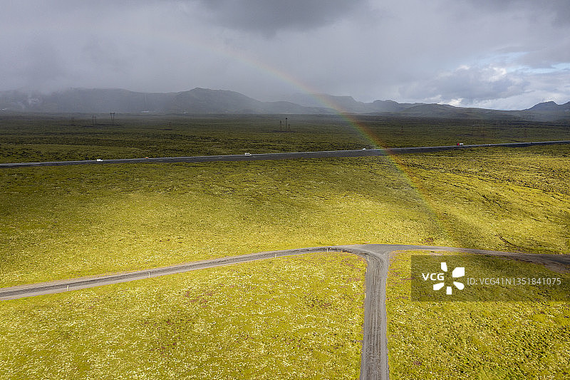 苔藓景观与暴风雨云下的道路图片素材