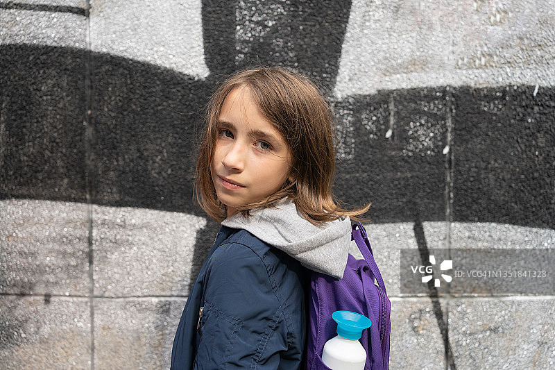 背着书包的女学生肖像图片素材