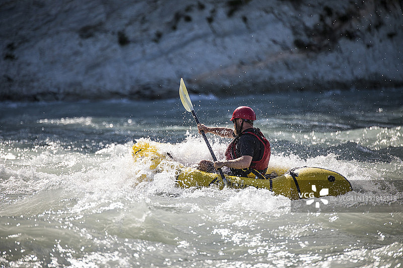 男子在白水激流中漂流的侧视图图片素材