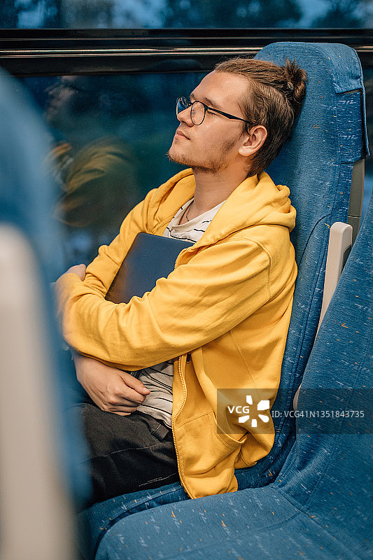 抱着笔记本电脑的青少年。程序员去工作图片素材