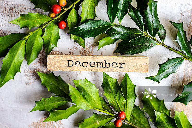 木块上的“December”字样圣诞贺卡概念图片素材