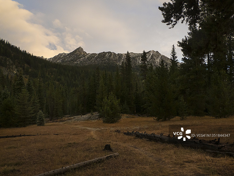 沃洛瓦山日落时分的静谧小径图片素材