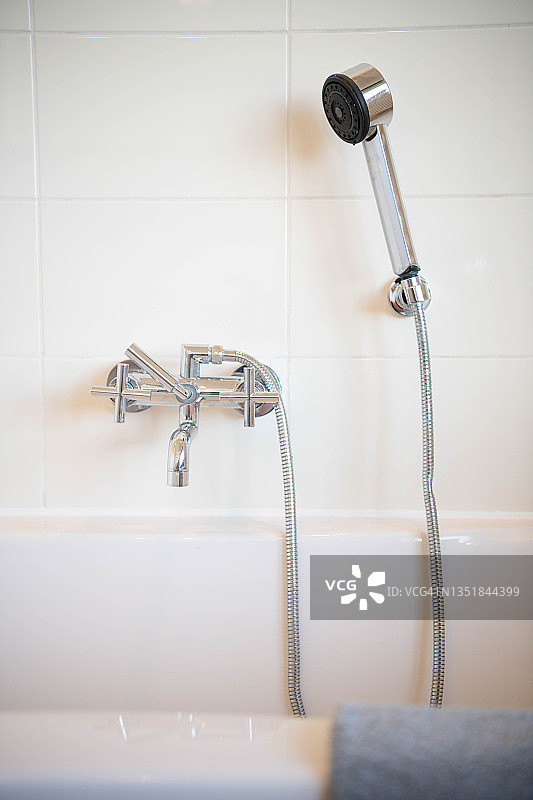 淋浴喷头和浴缸水龙头图片素材