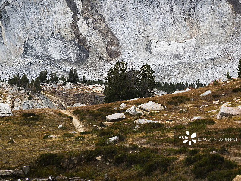老鹰帽荒野冰川山谷中的高山小路图片素材