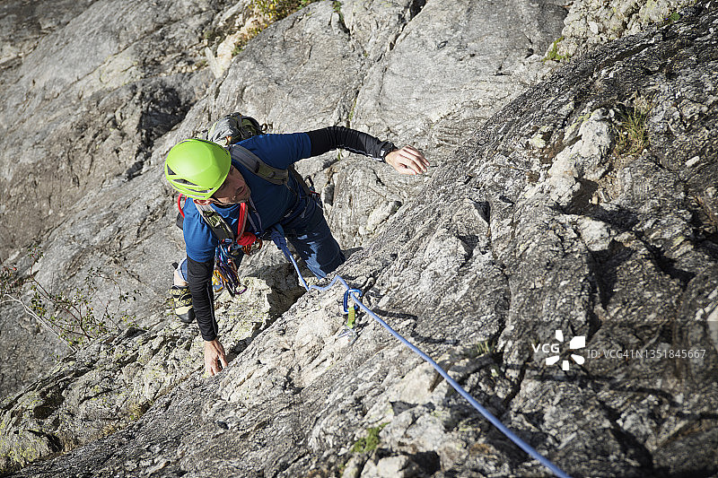 在西班牙韦斯卡省特纳山谷潘蒂科萨攀登的男子图片素材