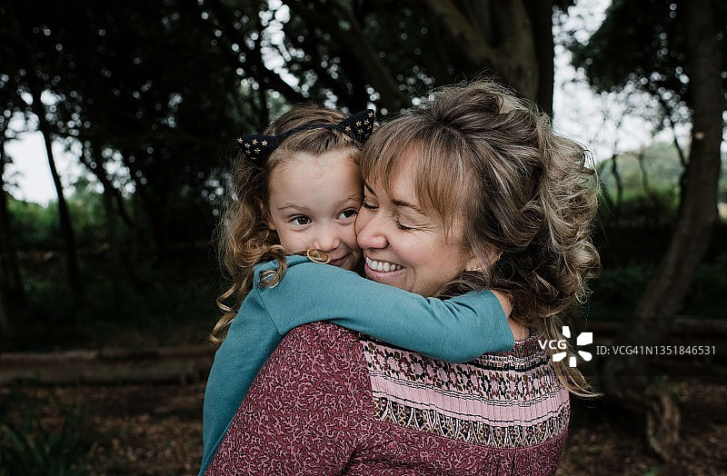 女儿紧紧拥抱母亲图片素材