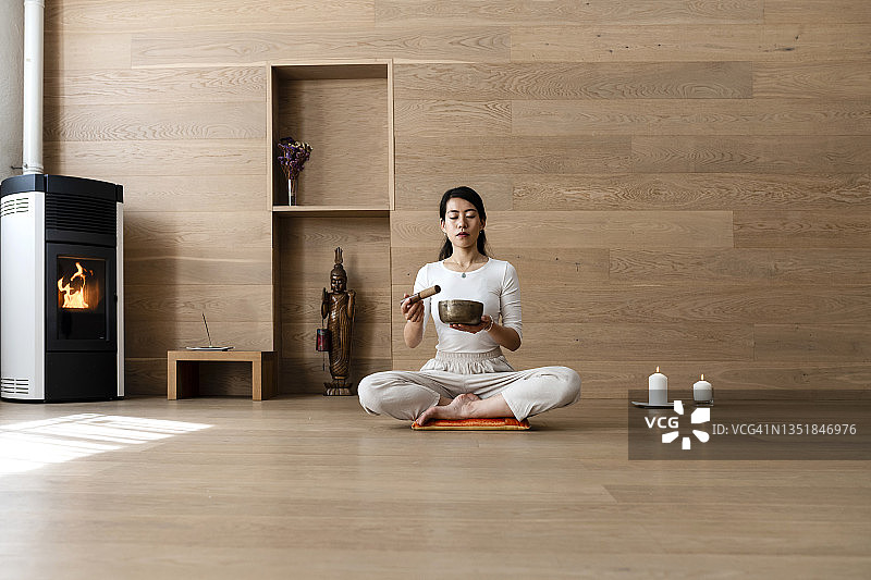 亚洲女孩使用西藏颂钵图片素材