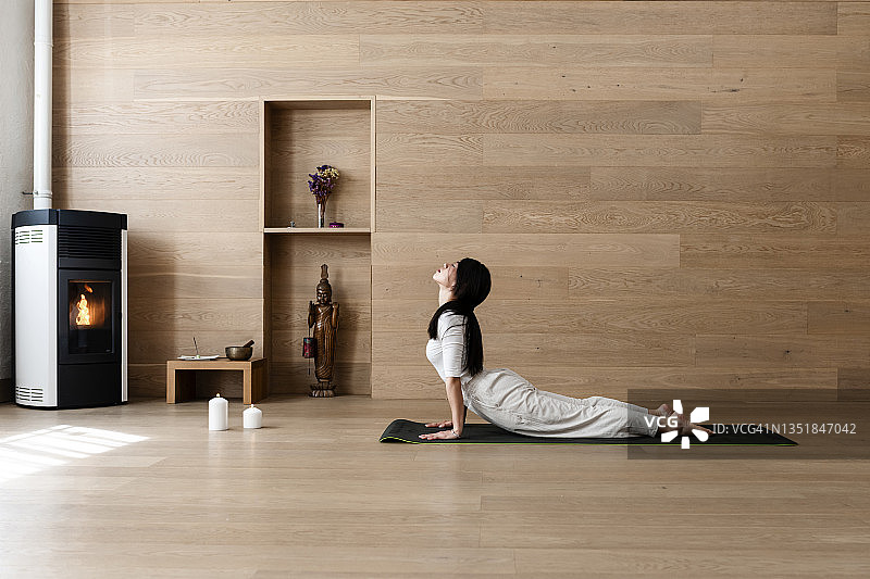 身材健美的瑜伽女练习瑜伽体式眼镜蛇式图片素材