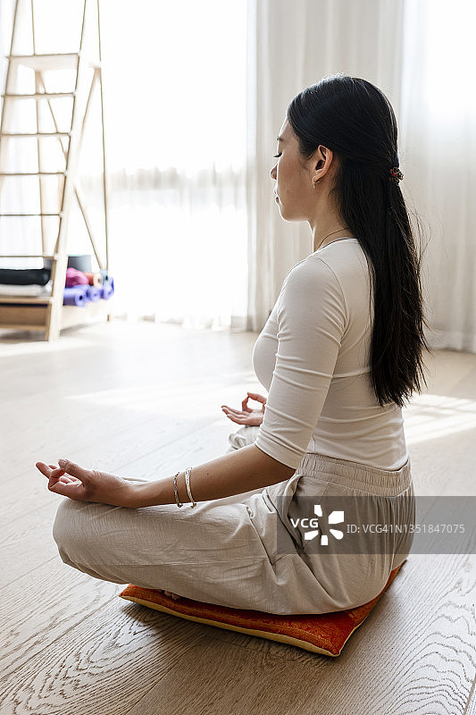 做瑜伽莲花坐姿的亚洲女性图片素材