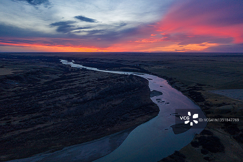 阿尔伯塔恶地的红色霓虹日落图片素材