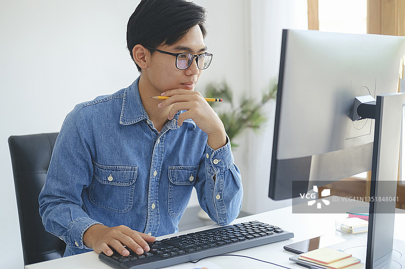 程序员和开发团队正在编码和开发软件图片素材