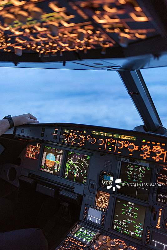 航空公司航班上的黑暗黎明图片素材