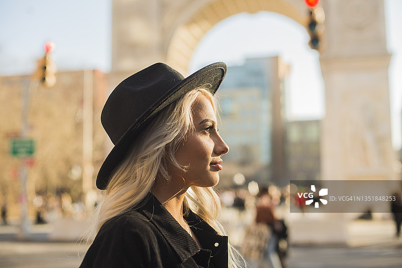 纽约一个女孩的侧写肖像图片素材