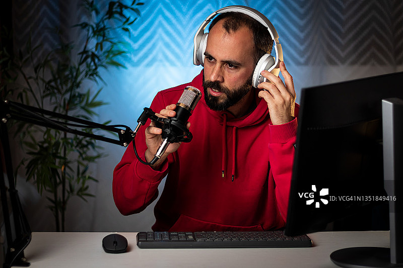 佩戴耳机和麦克风的内容创作者正在直播图片素材