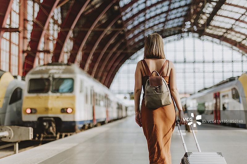 在安特卫普火车站内的女游客图片素材