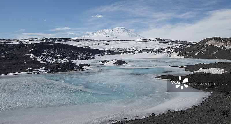 南极洲罗伊兹角冰冻湖泊，埃里伯斯山在后。图片素材