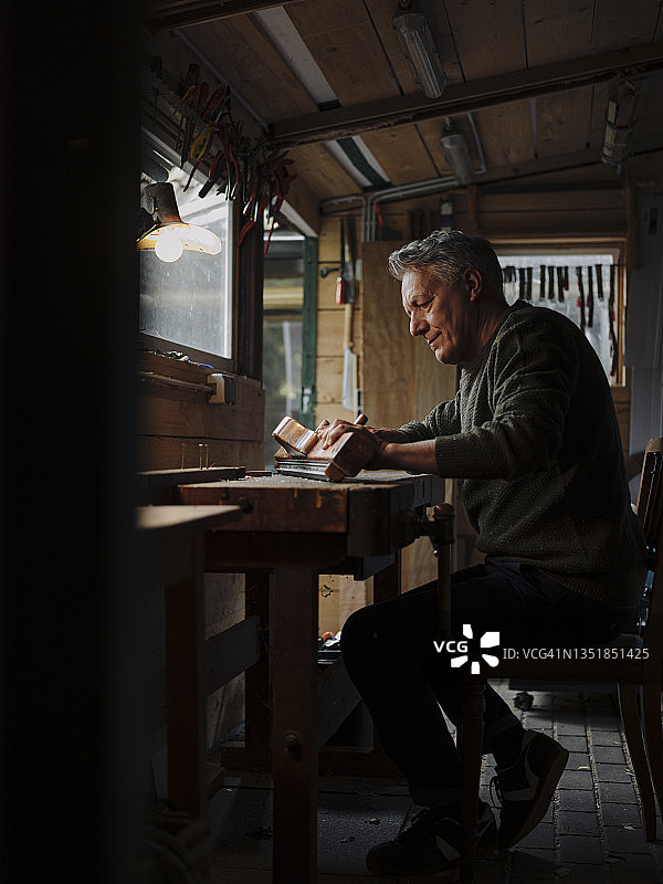 年长男人在工作室里加工木材图片素材