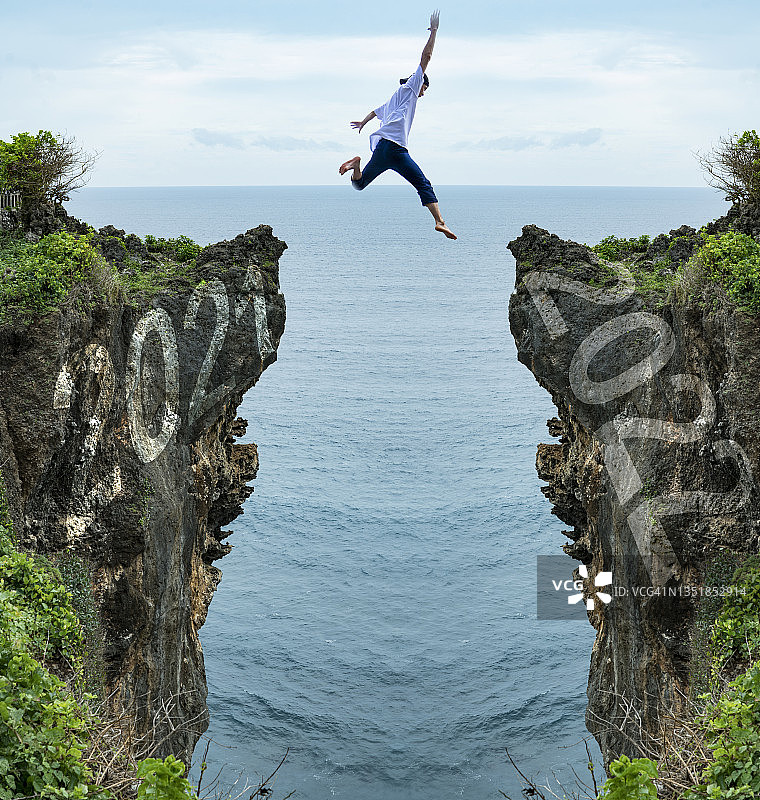 人们从2021年跳到2022年图片素材