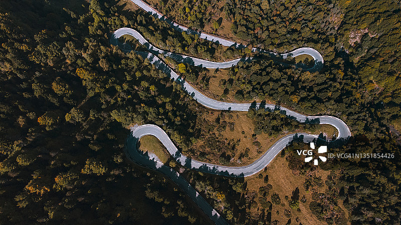 秋季蜿蜒山路航拍图片素材