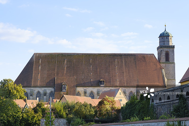 德国巴伐利亚丁克尔斯比尔：黄昏时分的圣乔治敏斯特侧面图片素材