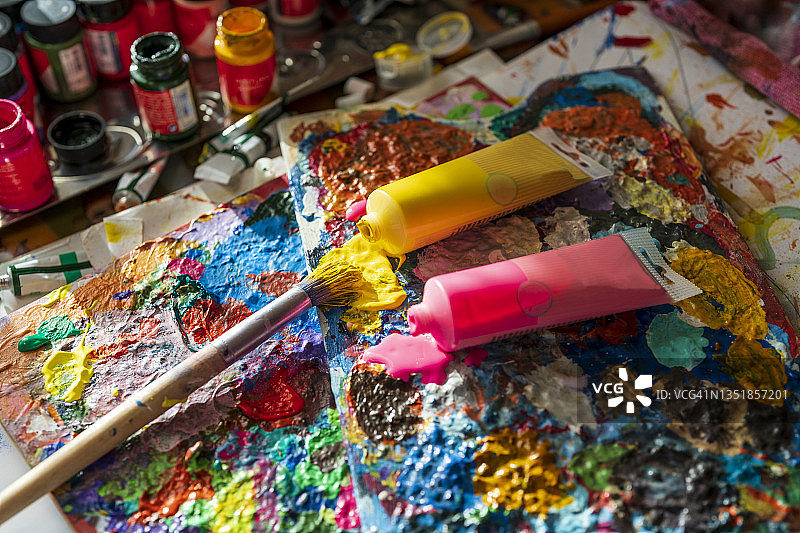 调色板上的黄粉颜料和画笔图片素材