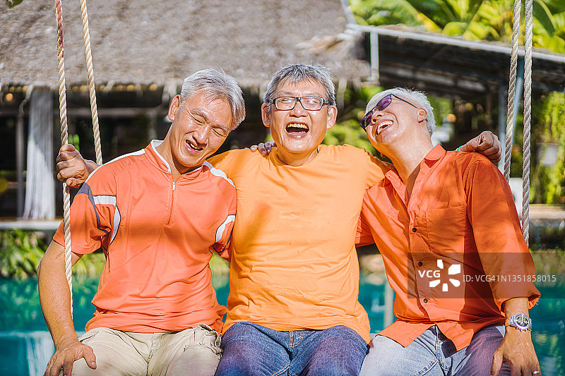 欢笑的爷爷在户外休闲图片素材