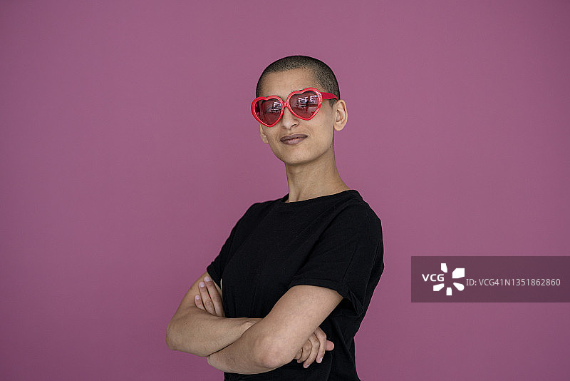 戴着心形太阳镜的自信女人肖像图片素材