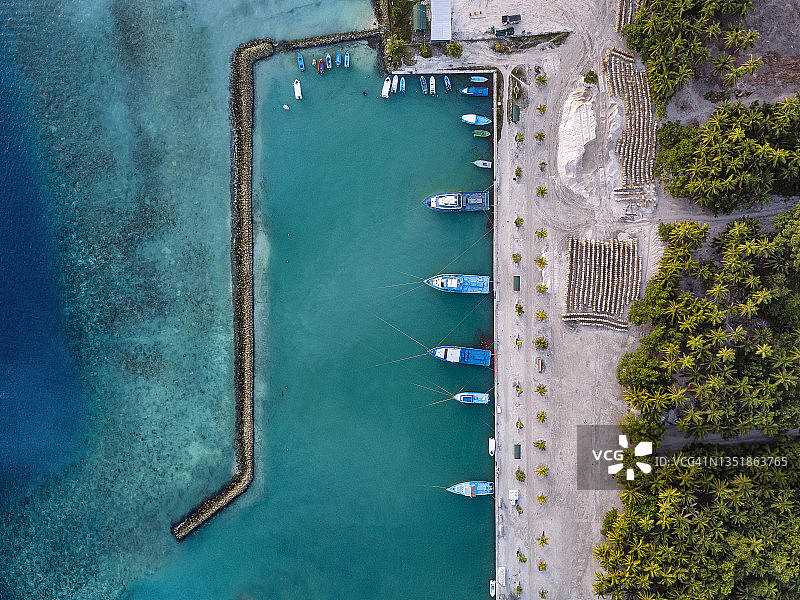 马尔代夫米穆环礁穆拉居民岛码头鸟瞰图片素材