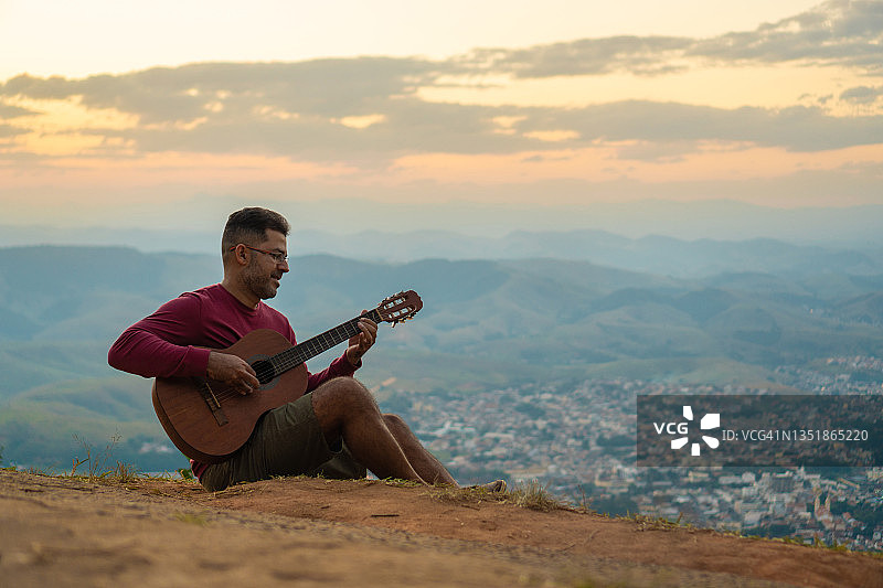 色彩鲜艳的儿童木制积木玩具图片素材