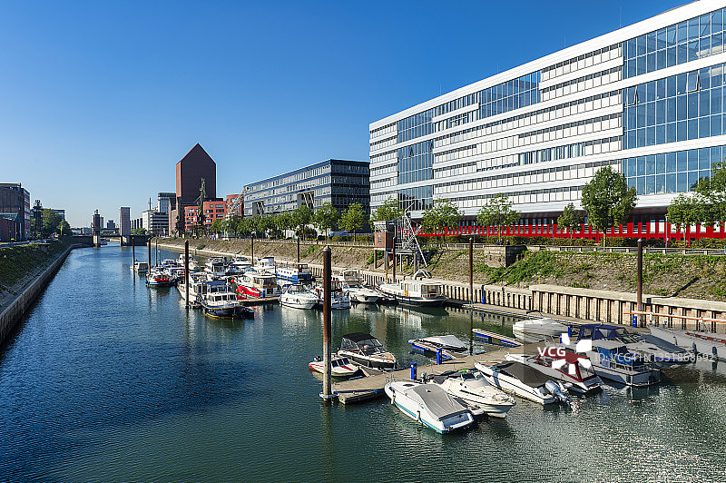 德国杜伊斯堡港口河中并排的游艇图片素材