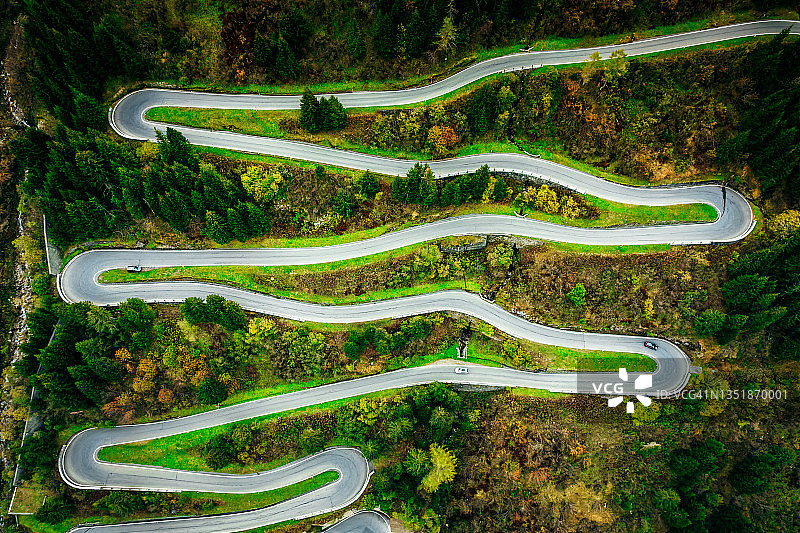 无人机视角下的瑞士阿尔卑斯山圣贝纳迪诺山口图片素材