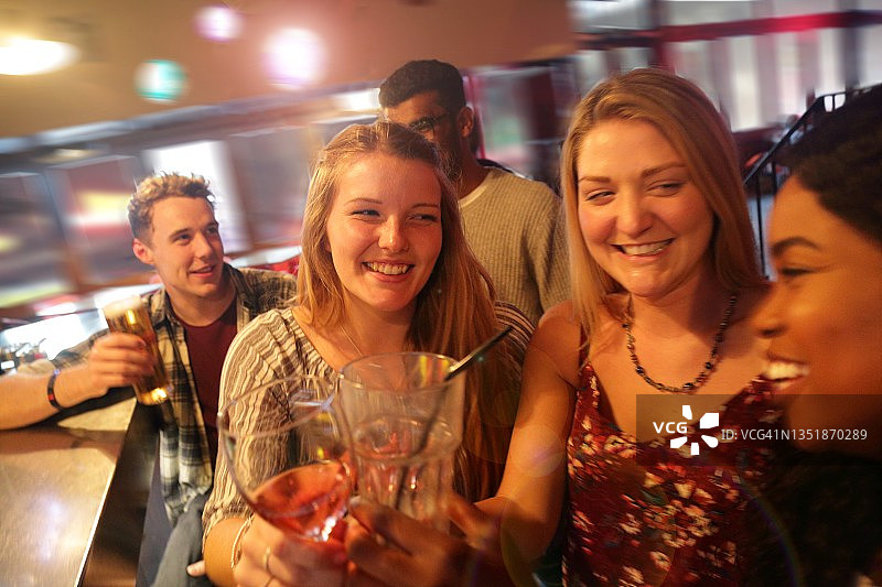 年轻人夜生活图片素材