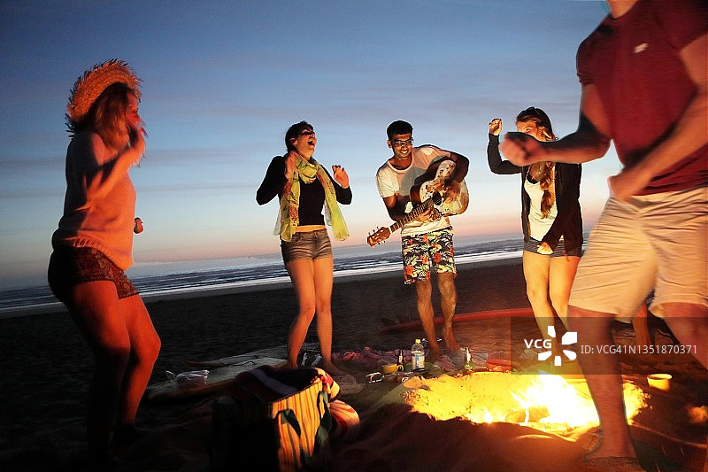年轻人在海滩上聚会图片素材