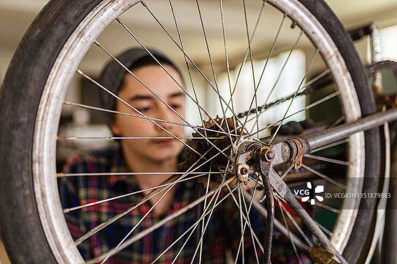 车库里的自行车维修图片素材