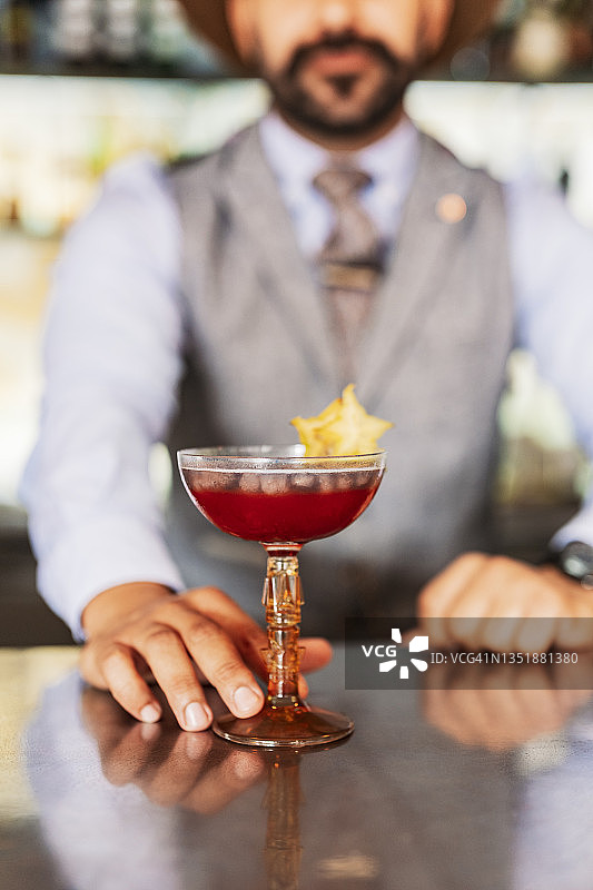 男调酒师在吧台调制鸡尾酒图片素材