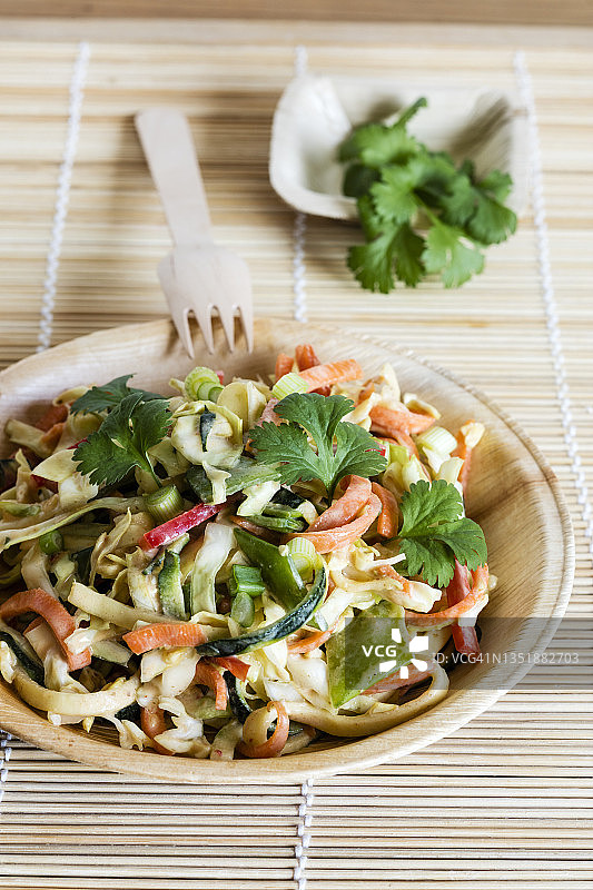 一碗纯素泰式炒河粉图片素材