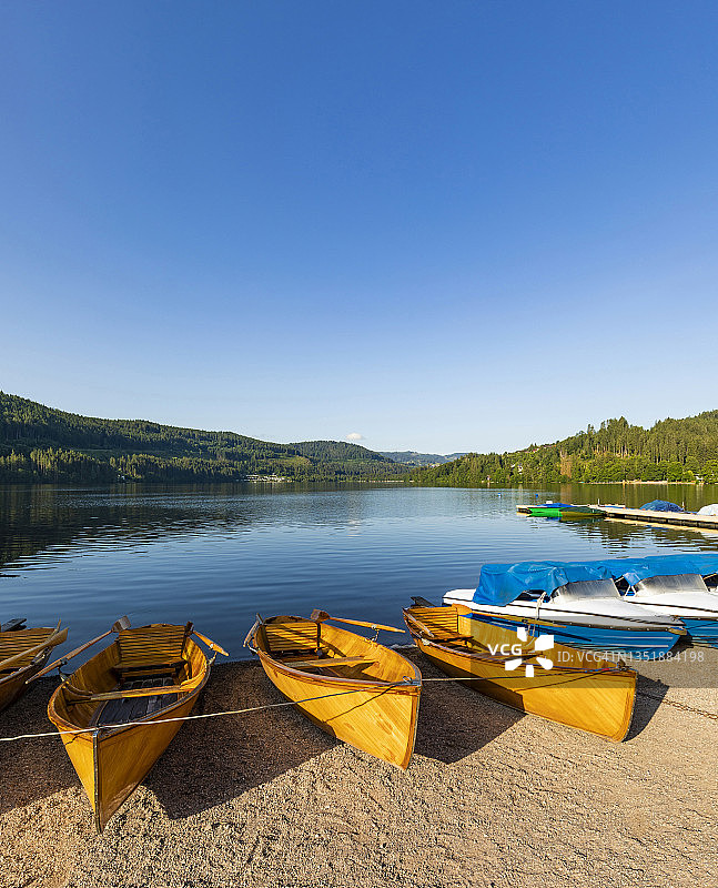 蒂蒂湖岸边小船上的晴朗天空图片素材