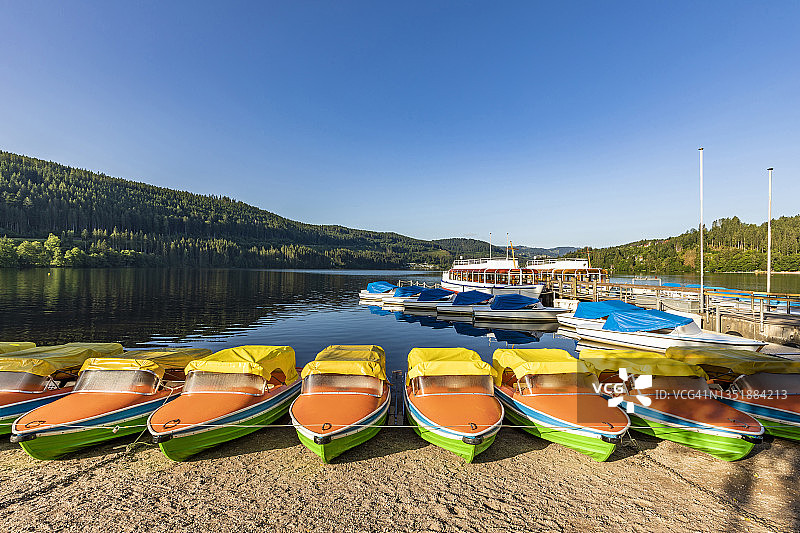 蒂蒂湖岸边脚踏船之上的晴朗天空图片素材