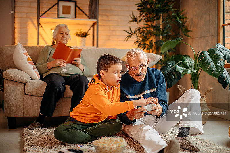 和孙子一起玩游戏图片素材