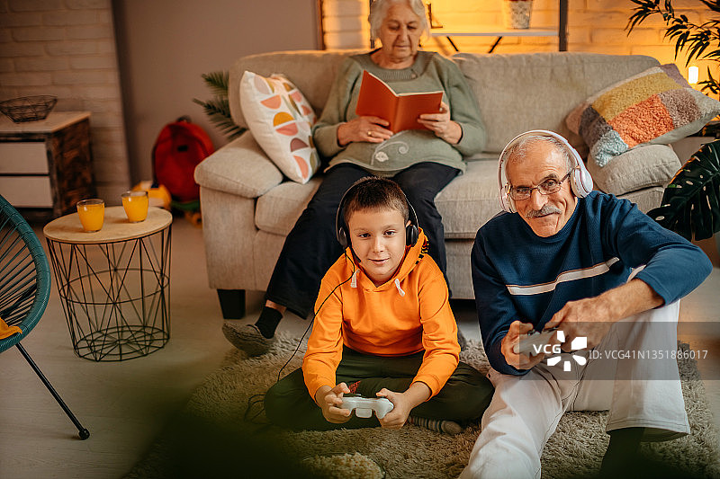 和孙子一起玩游戏图片素材