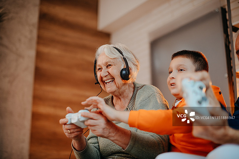 和孙子一起玩游戏图片素材