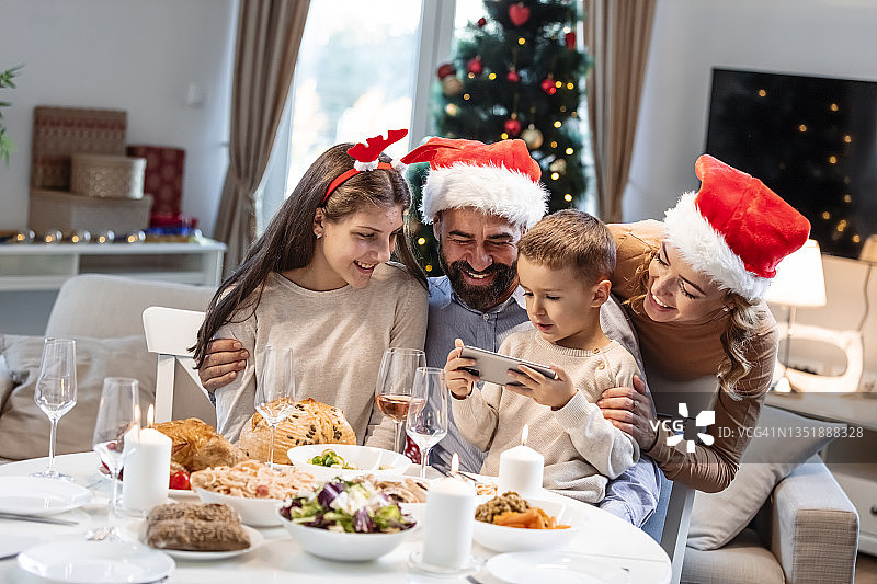 家庭庆祝圣诞节和新年图片素材