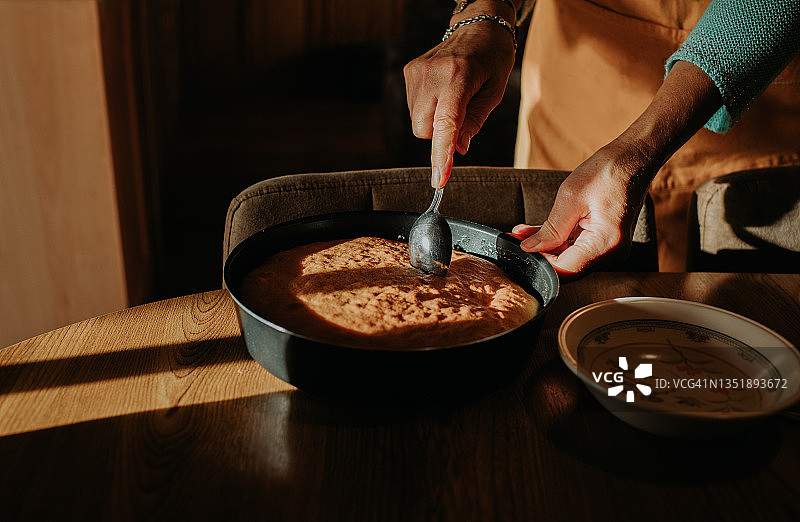 女子用勺子切自制海绵蛋糕，准备上菜图片素材