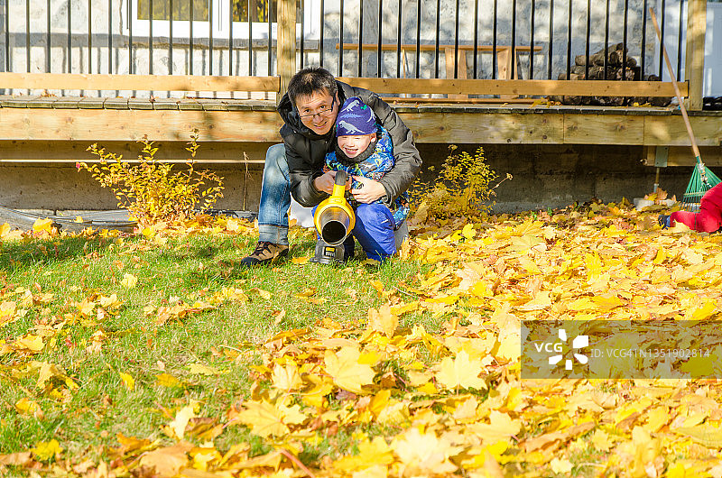使用吹风机的男孩图片素材